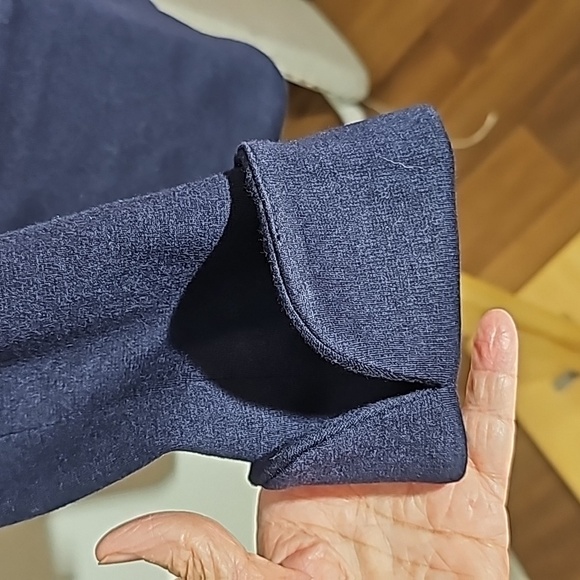 Talbots navy blue blazer. Size 4. Super soft, 2 front pockets. Covered buttons - Picture 3 of 10